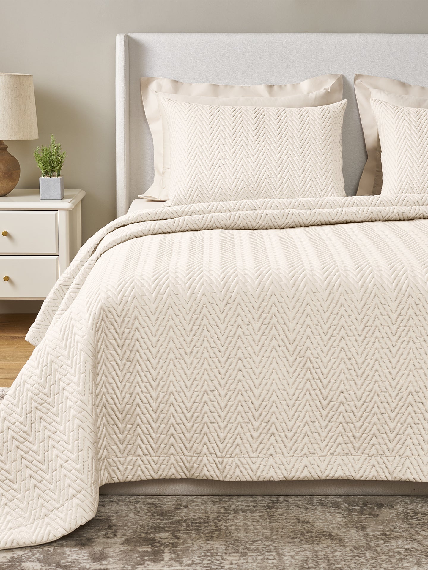 CASCADE-MARSHMALLOW DOUBLE QUILTED BED SPREAD