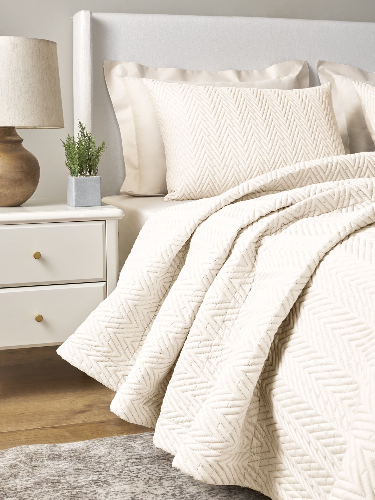 CASCADE-MARSHMALLOW DOUBLE QUILTED BED SPREAD