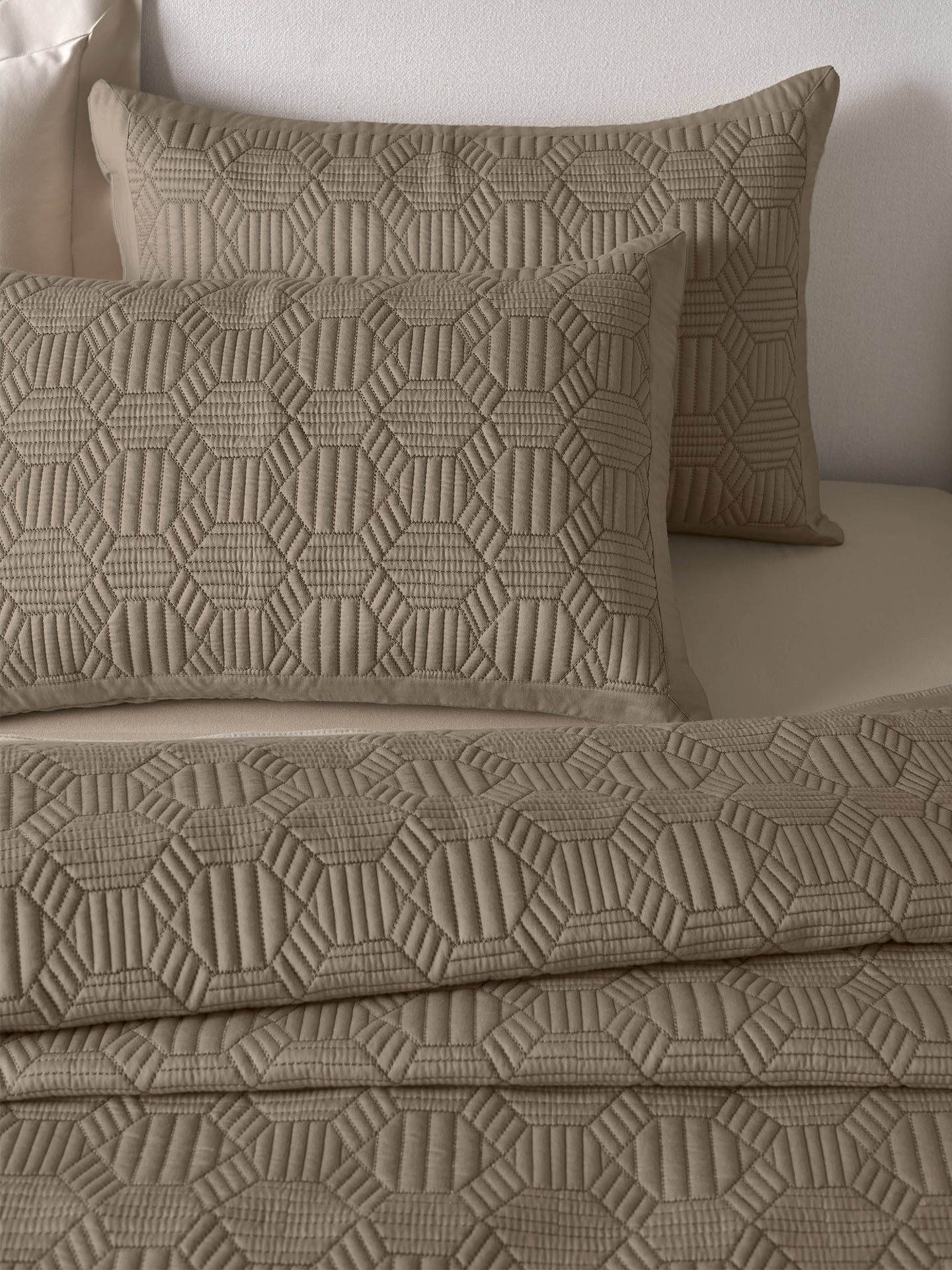 MOSAIC-GREIGE DOUBLE QUILTED BED SPREAD