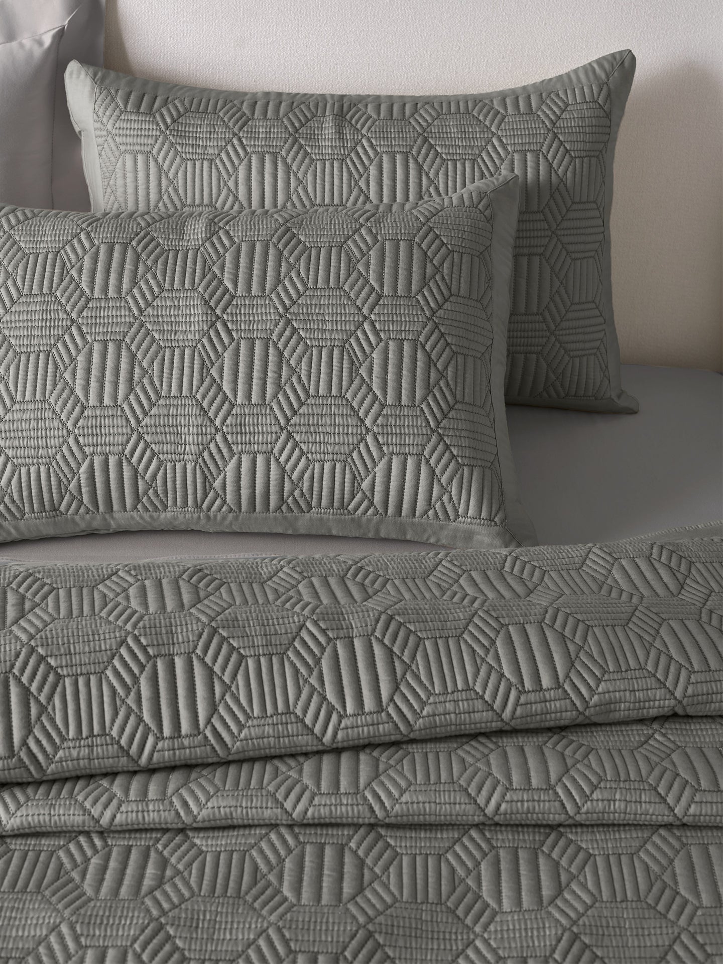MOSAIC-GRIFFIN DOUBLE QUILTED BED SPREAD