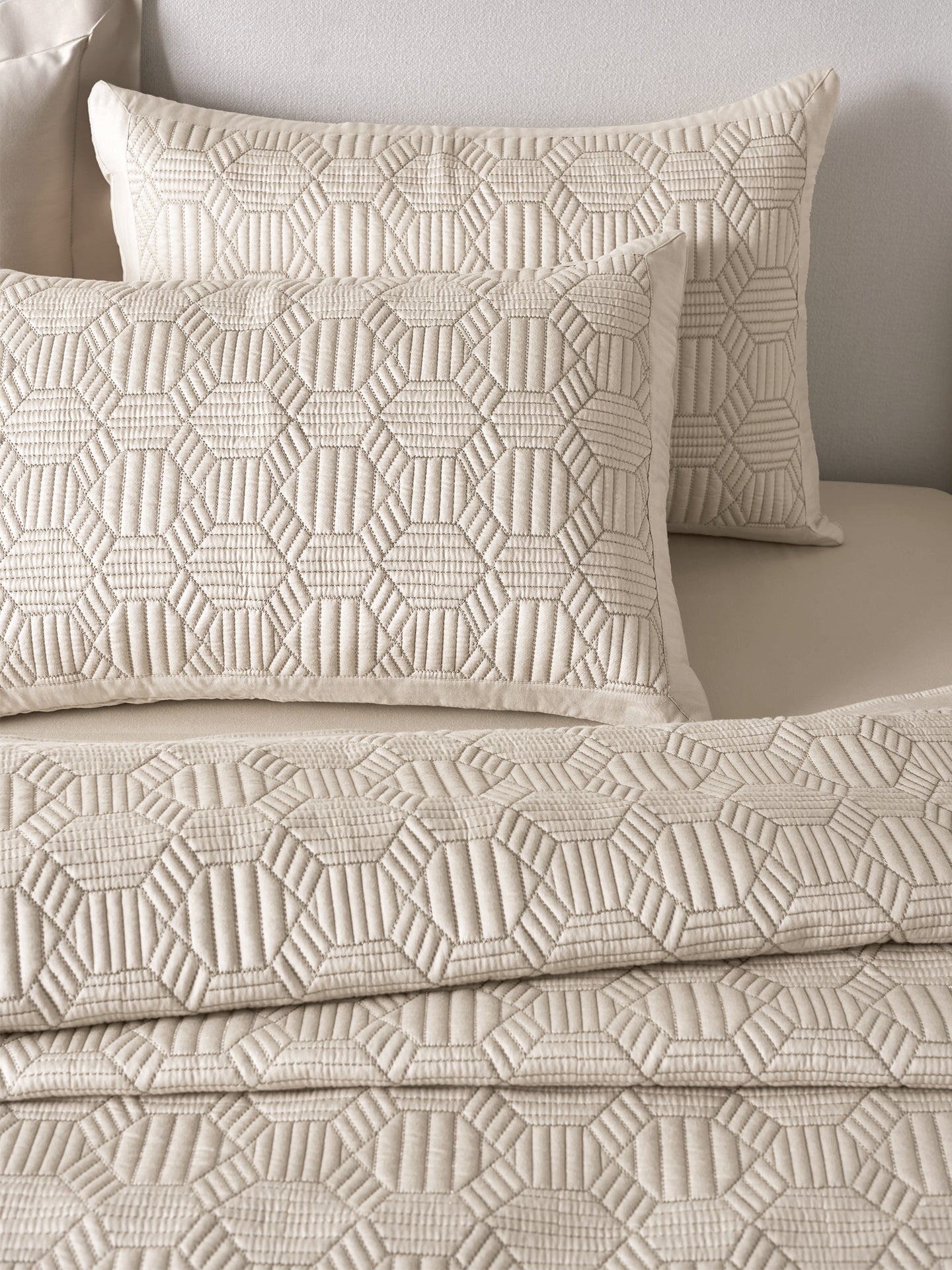 MOSAIC-LINEN DOUBLE QUILTED BED SPREAD