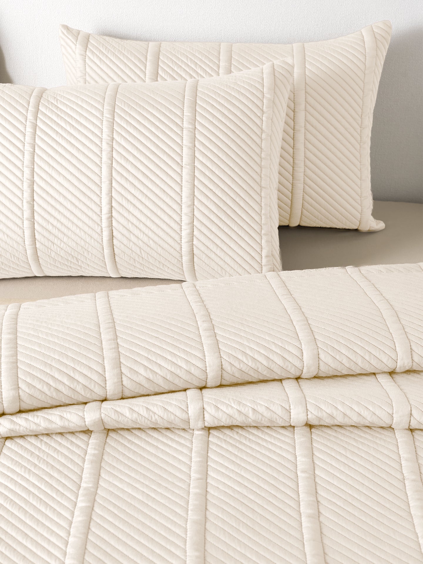 VORTEX-MARSHMALLOW DOUBLE QUILTED BED SPREAD