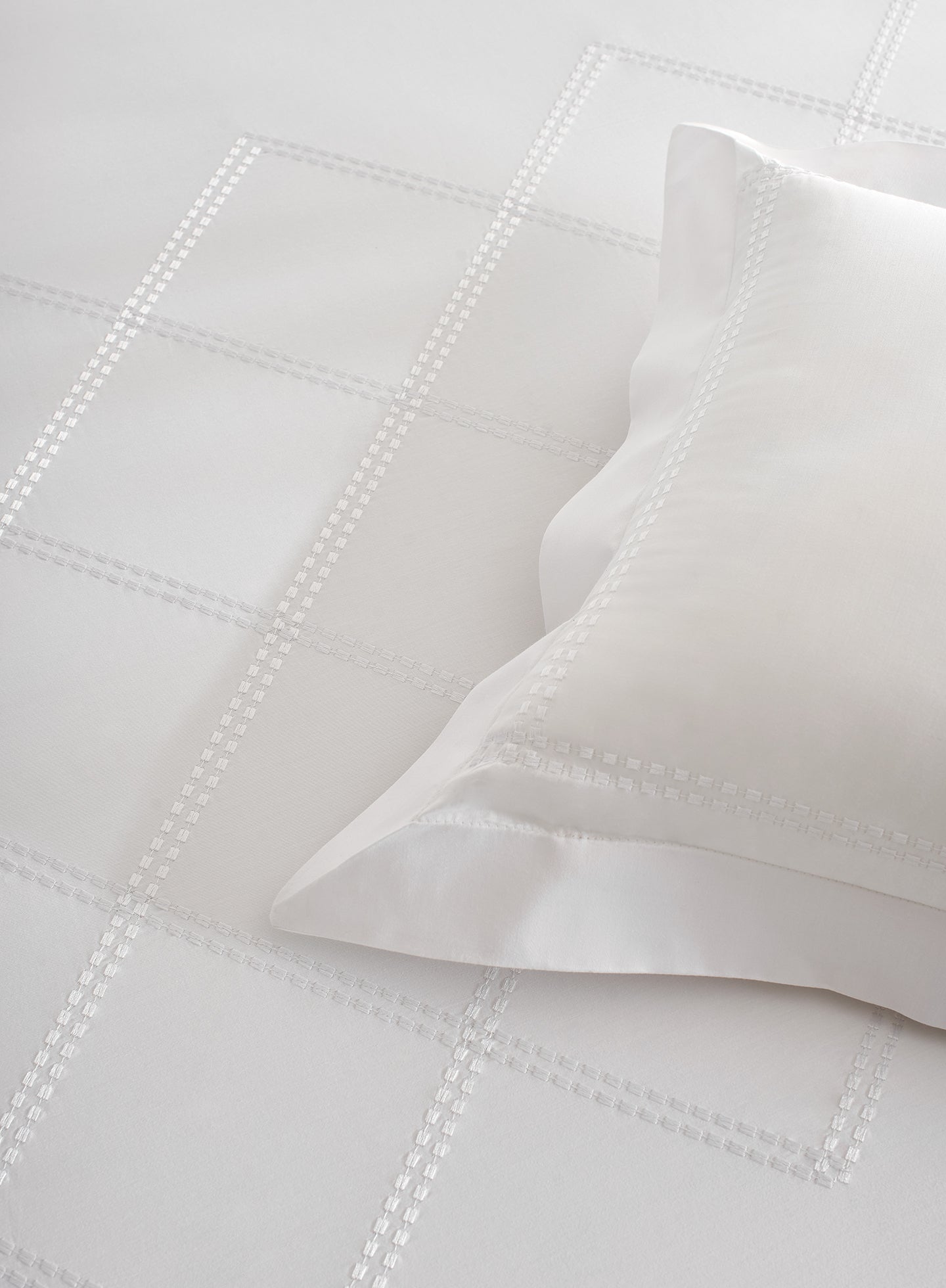 LUMA-BRILLIANT WHITE KING BED SHEET SET