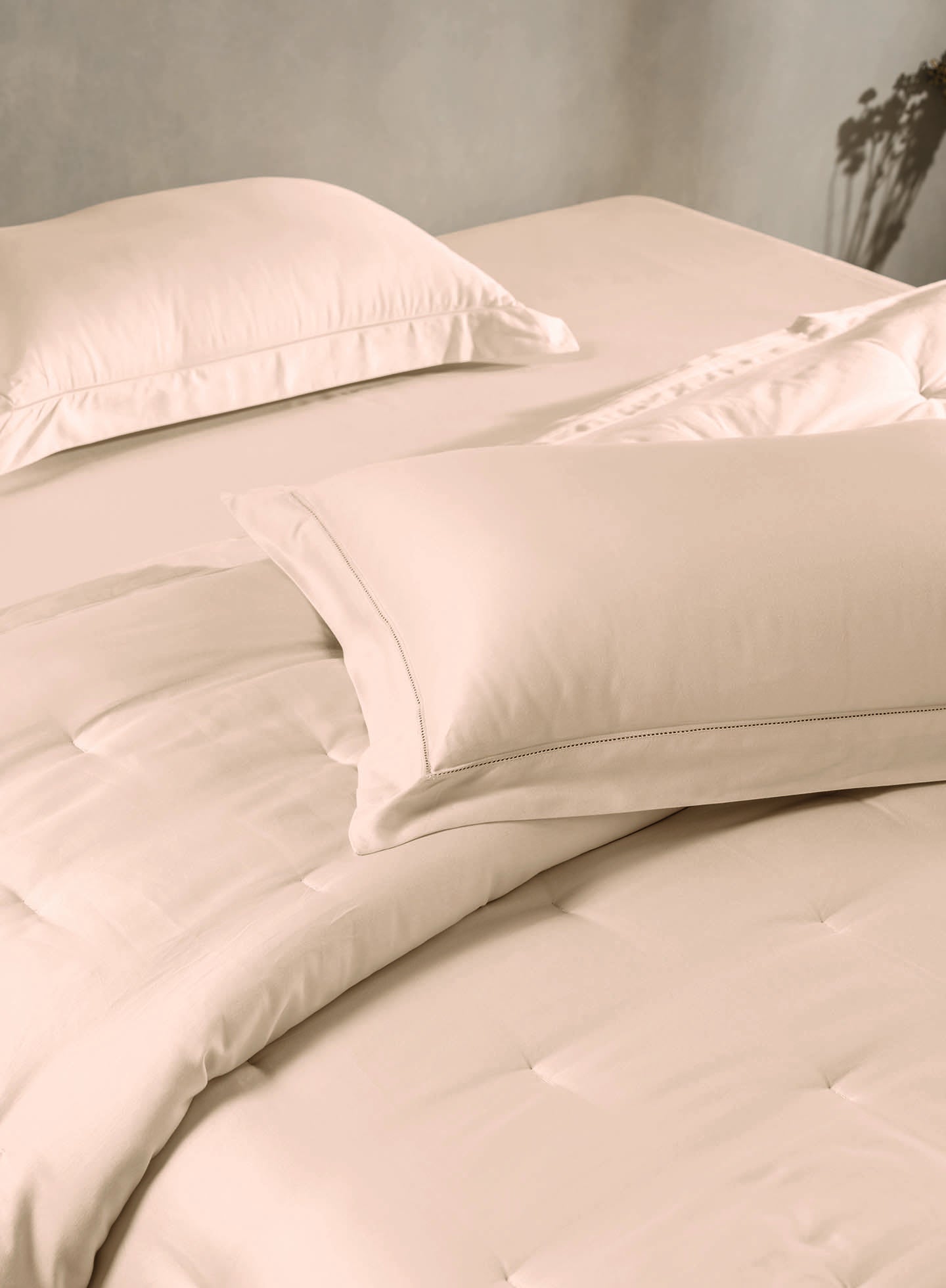 RUSKIN-PEARLED IVORY SINGLE COMFORTER