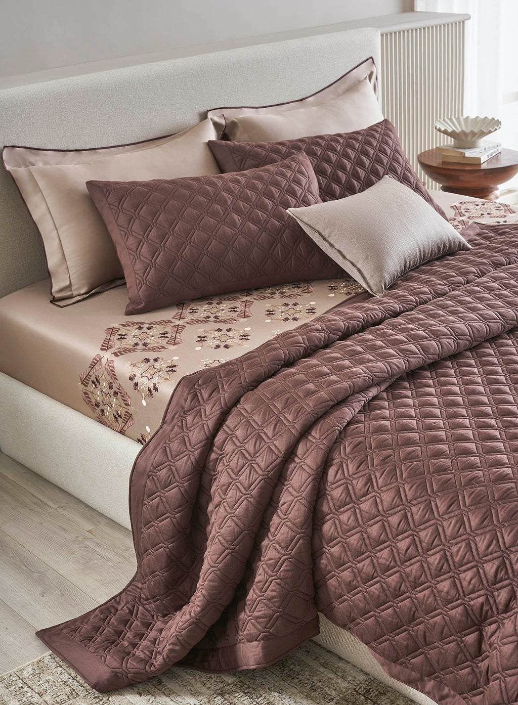 INDIENNE-FUDGESICKLE-WARM TAUPE BEDDING GIFT SET