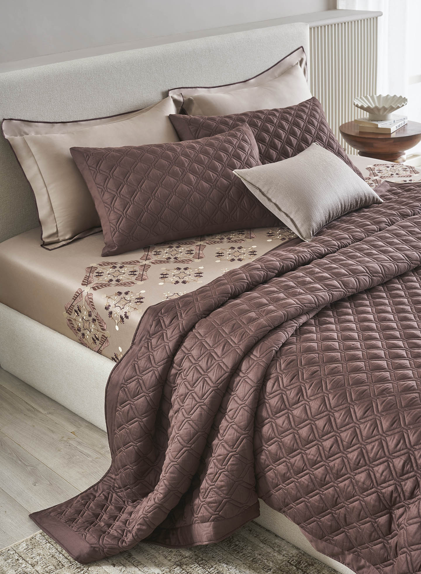INDIENNE-FUDGESICKLE-WARM TAUPE BEDDING GIFT SET