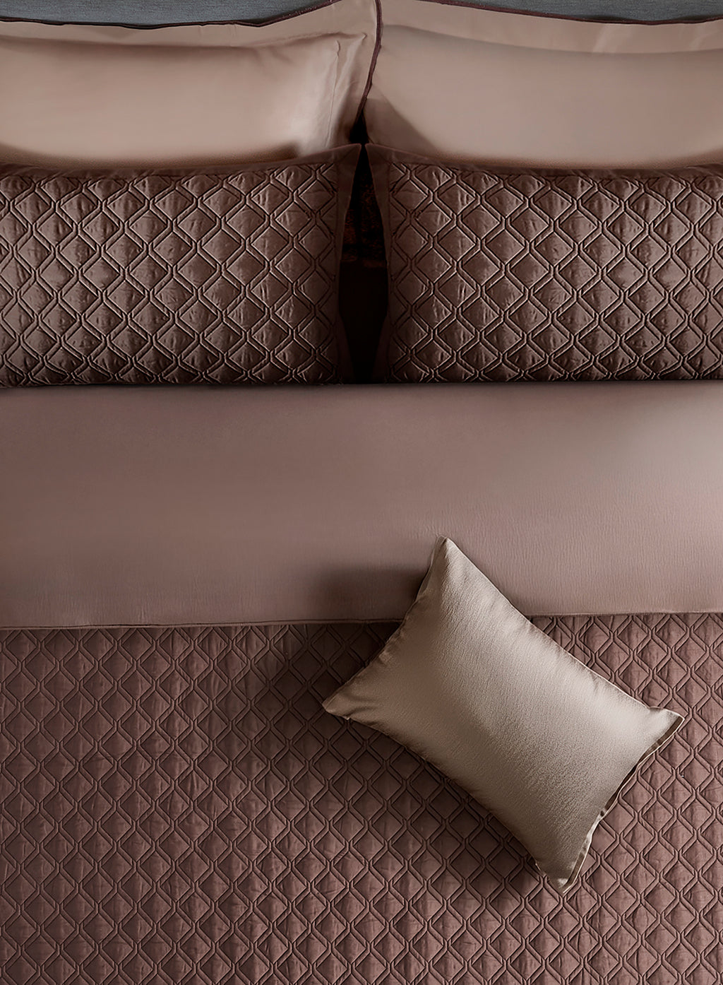 INDIENNE-FUDGESICKLE-WARM TAUPE BEDDING GIFT SET
