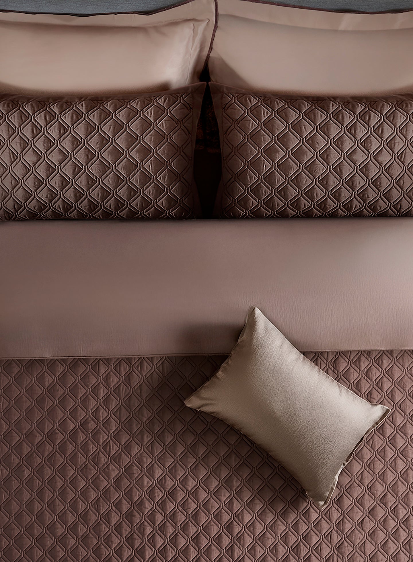 INDIENNE-FUDGESICKLE-WARM TAUPE BEDDING GIFT SET