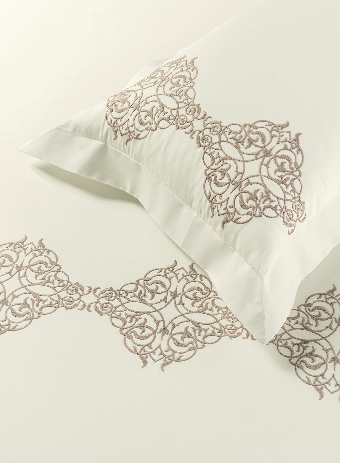 MAGNUS-STAR WHITE-OYSTER KING BED SHEET SET