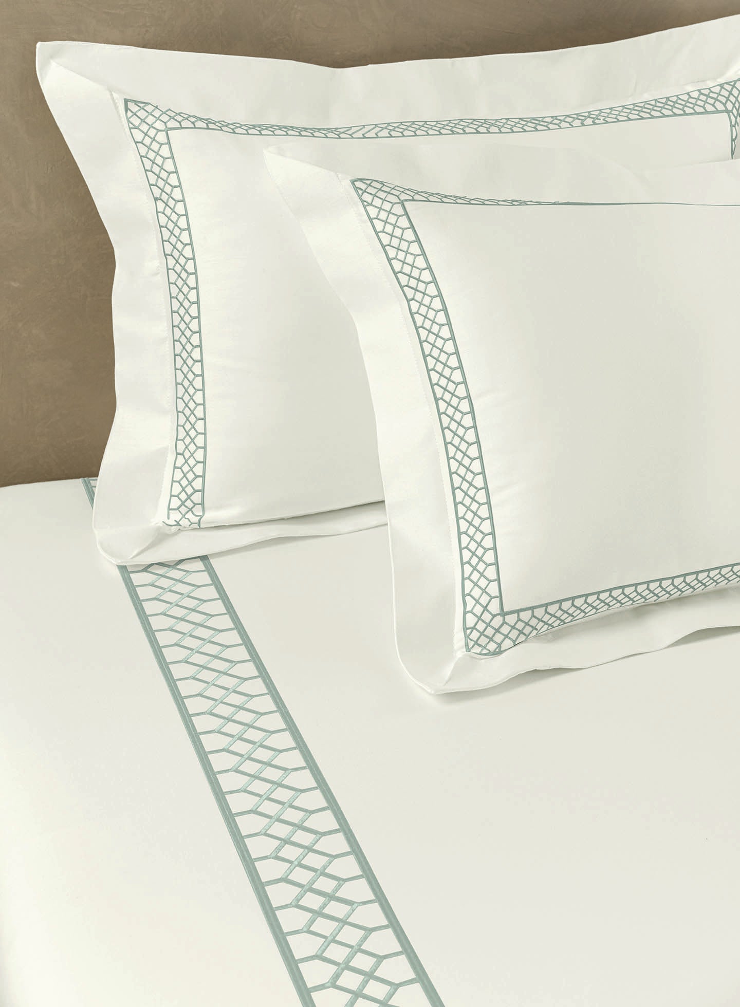 RIDGEWAY-STAR WHITE-WATERFALL KING BED SHEET SET