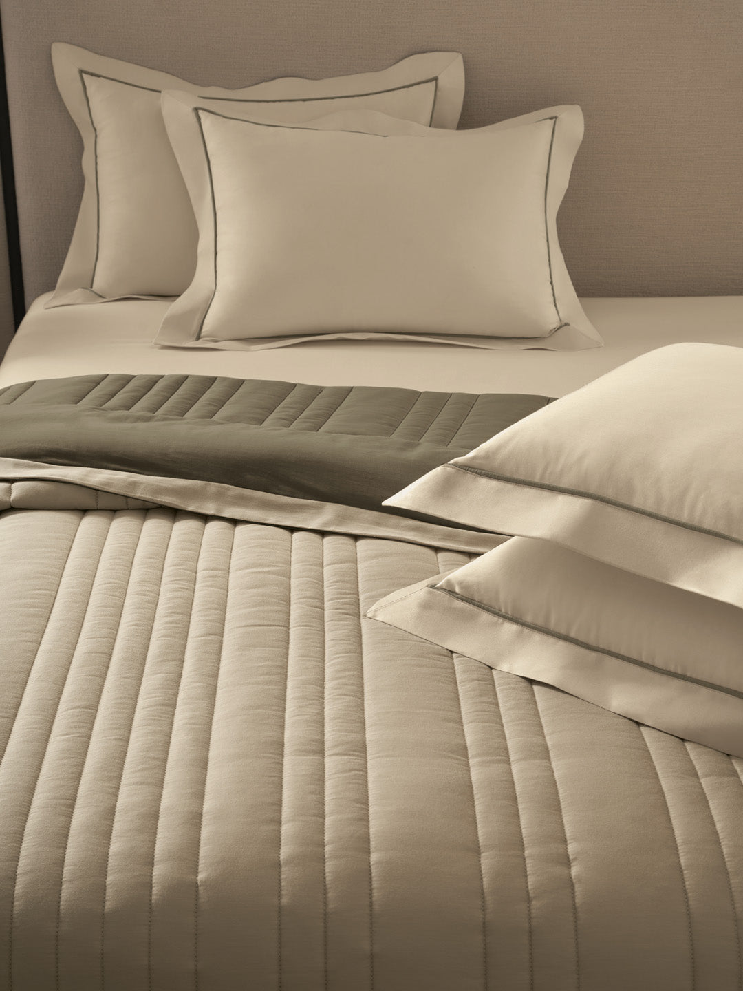 ALTROVE -TIMBER WOLF - SAND REVERSIBLE DOUBLE COMFORTER