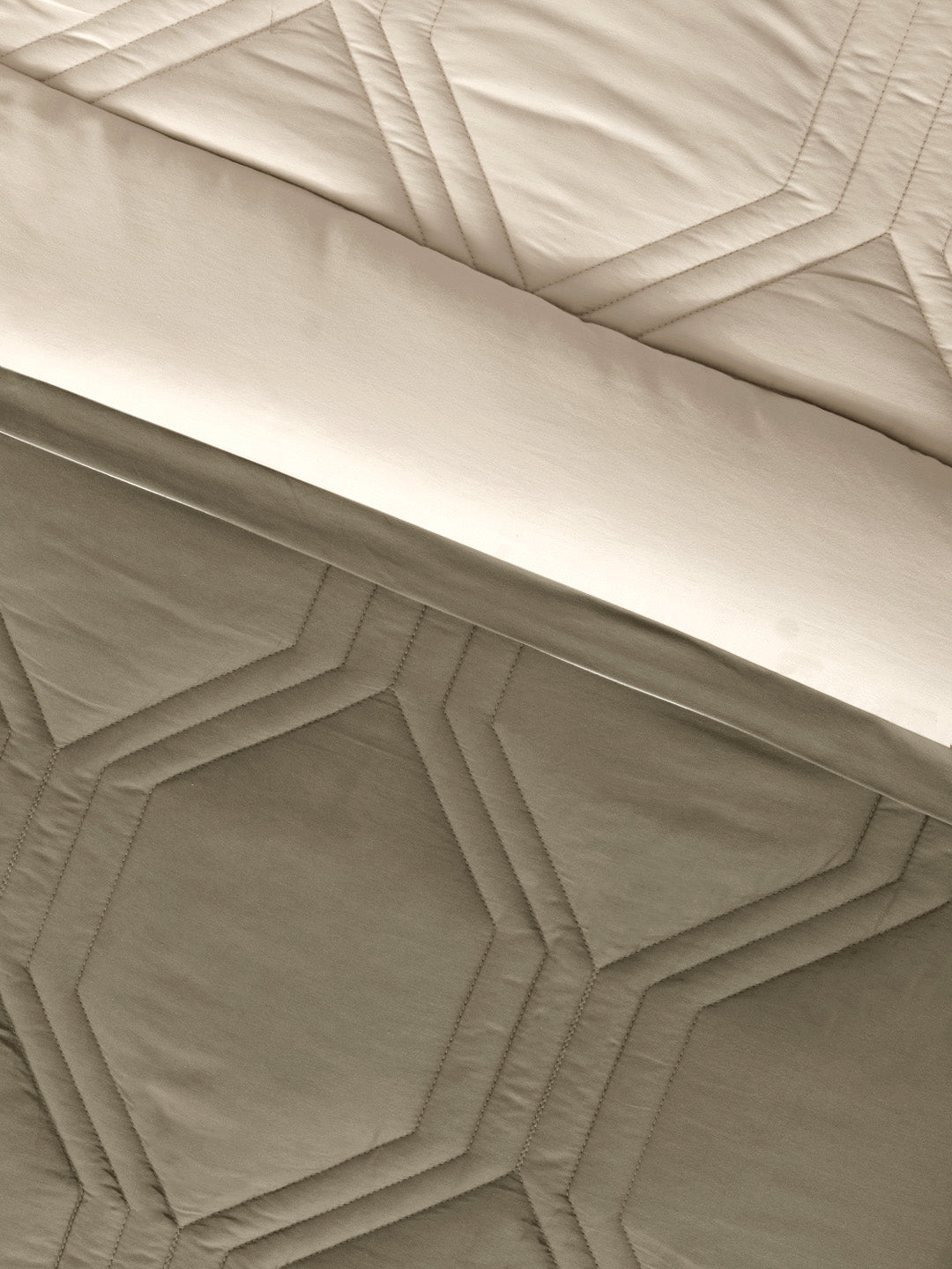 HONEYCOMB-TIMBER WOLF - SAND REVERSIBLE DOUBLE COMFORTER