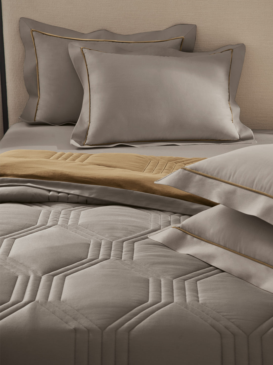 HONEYCOMB-SOUTHERN VINE -  MUSTARD REVERSIBLE DOUBLE COMFORTER
