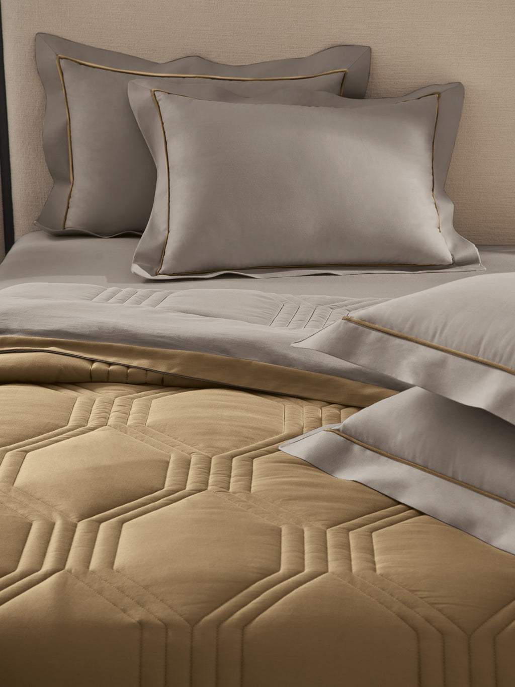 HONEYCOMB-SOUTHERN VINE -  MUSTARD REVERSIBLE DOUBLE COMFORTER