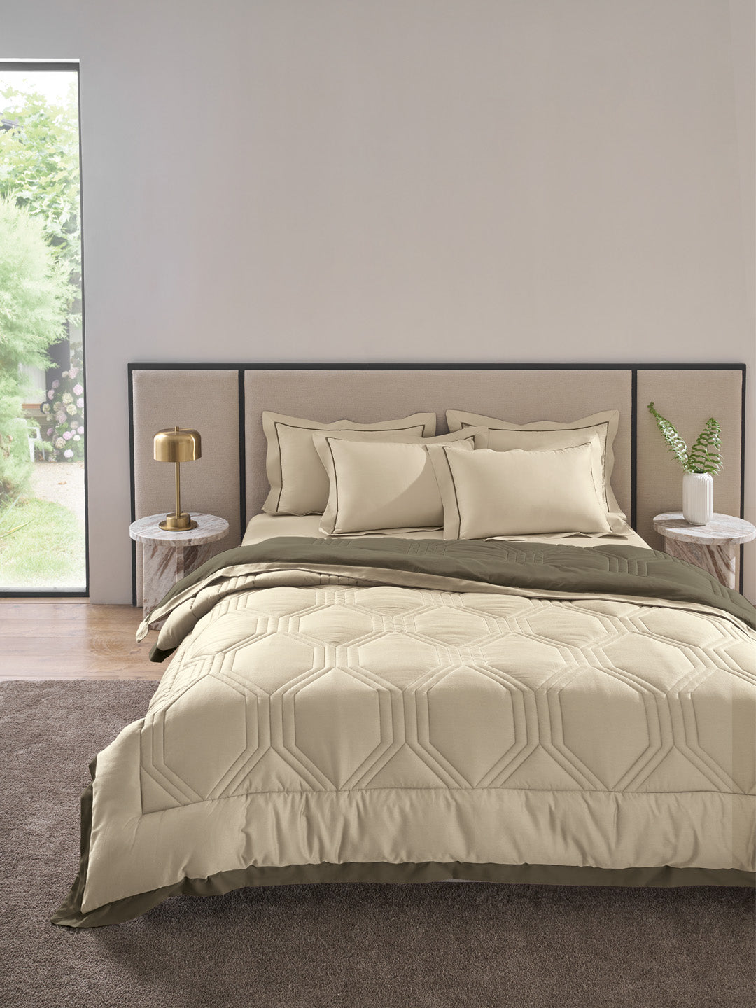 HONEYCOMB-TIMBER WOLF - SAND REVERSIBLE SINGLE COMFORTER