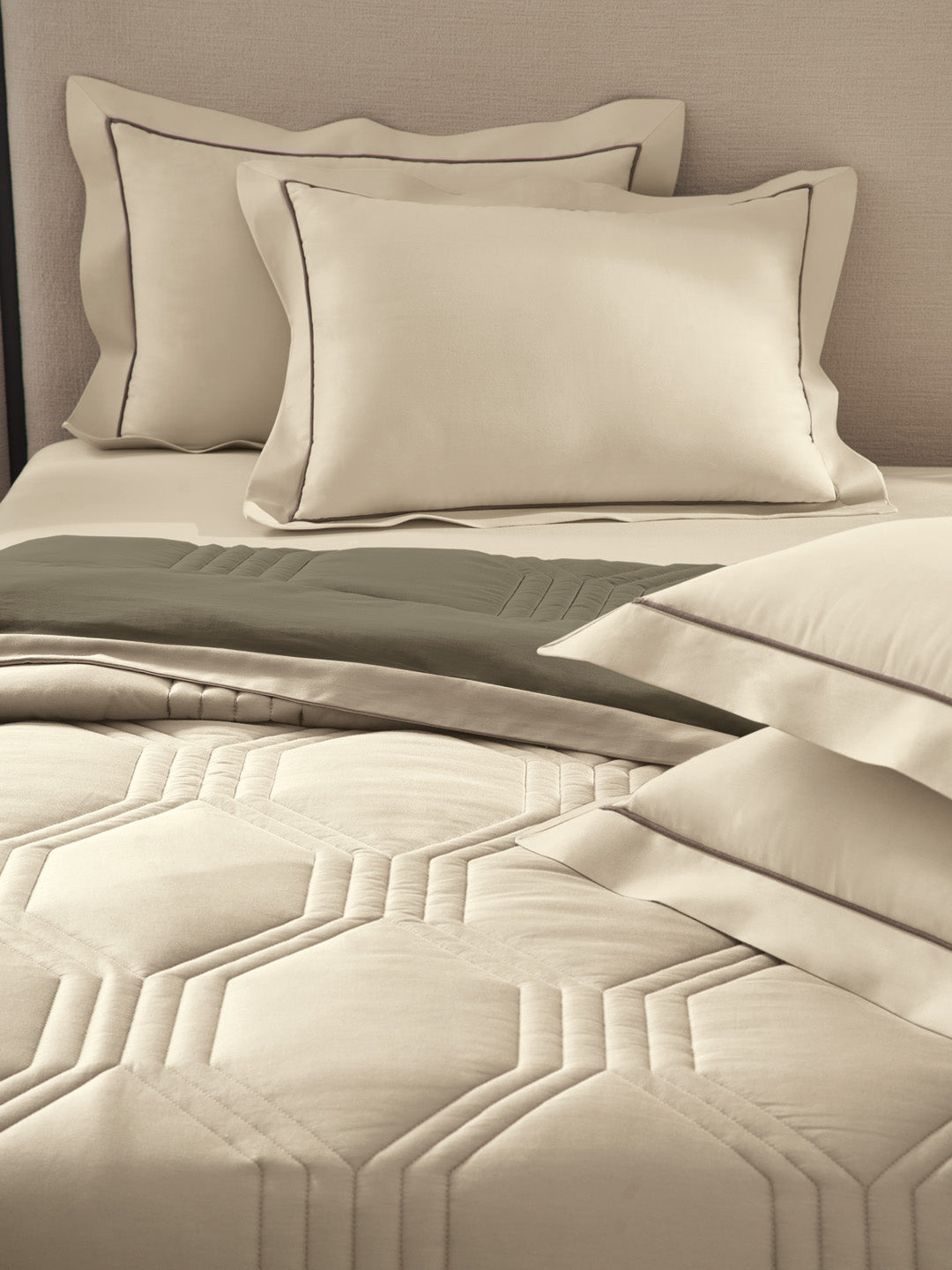 HONEYCOMB-TIMBER WOLF - SAND REVERSIBLE SINGLE COMFORTER