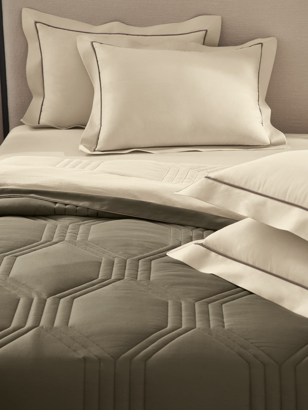 HONEYCOMB-TIMBER WOLF - SAND REVERSIBLE SINGLE COMFORTER