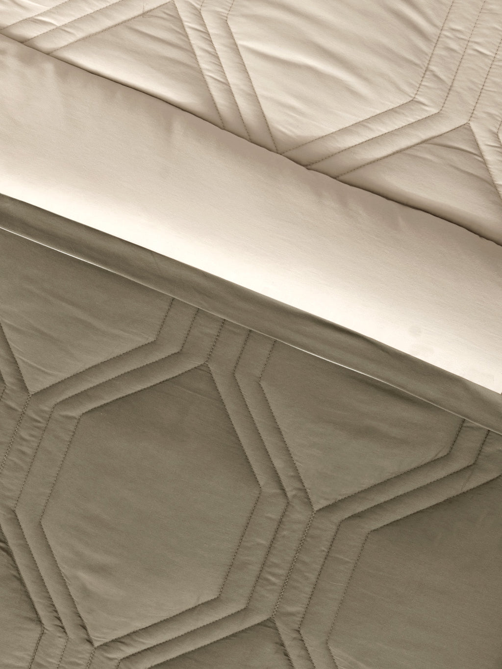 HONEYCOMB-TIMBER WOLF - SAND REVERSIBLE SINGLE COMFORTER