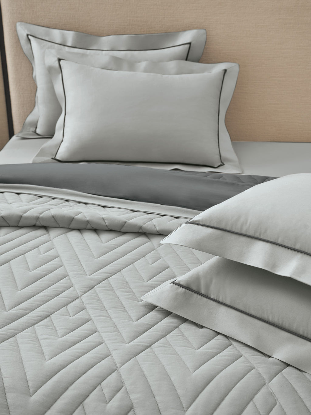 GARNET-GRIFFIN - SILVER REVERSIBLE SINGLE COMFORTER