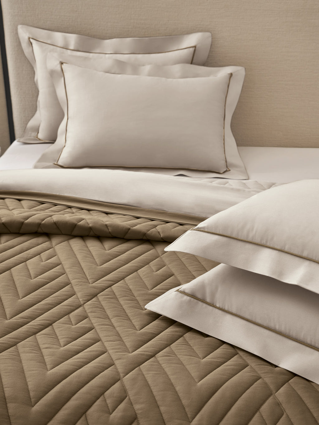 GARNET-PEBBLE - COFFEE REVERSIBLE SINGLE COMFORTER