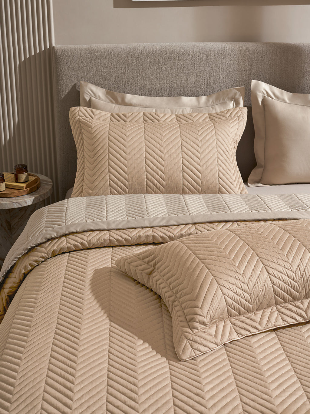 VECTRA-NATURAL AND LATTE DOUBLE QUILTED BED SPREAD