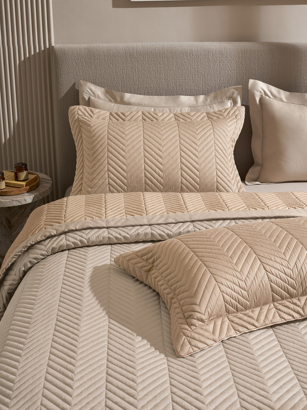VECTRA-NATURAL AND LATTE DOUBLE QUILTED BED SPREAD