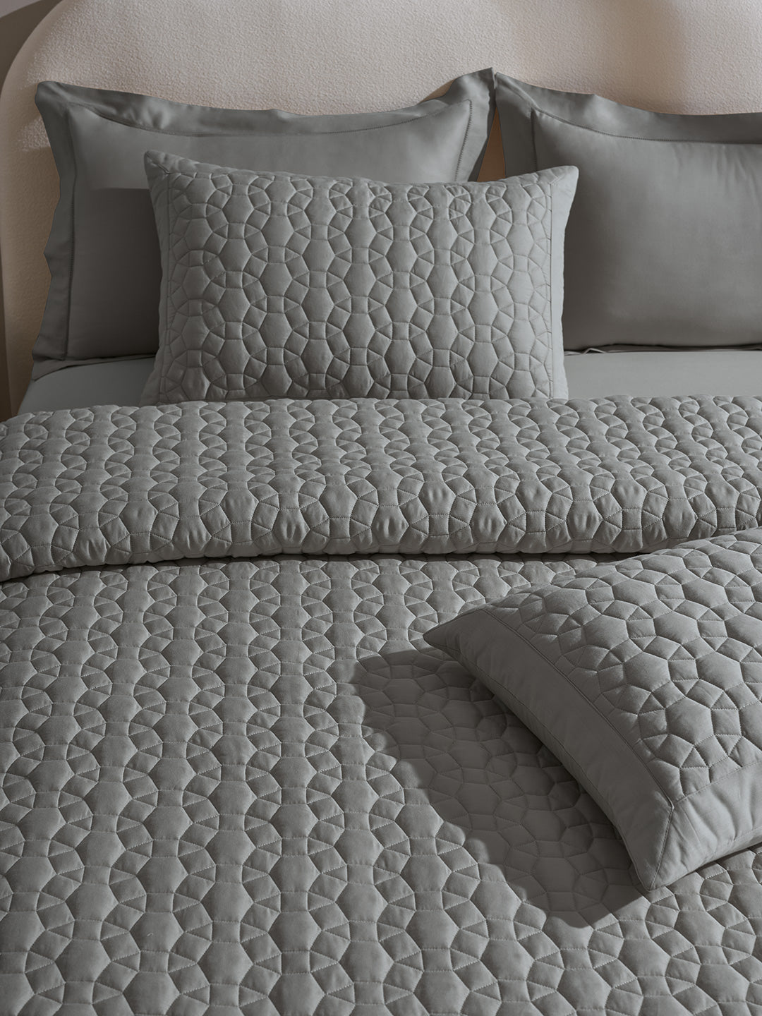 ORBIS-GRIFFIN DOUBLE QUILTED BED SPREAD
