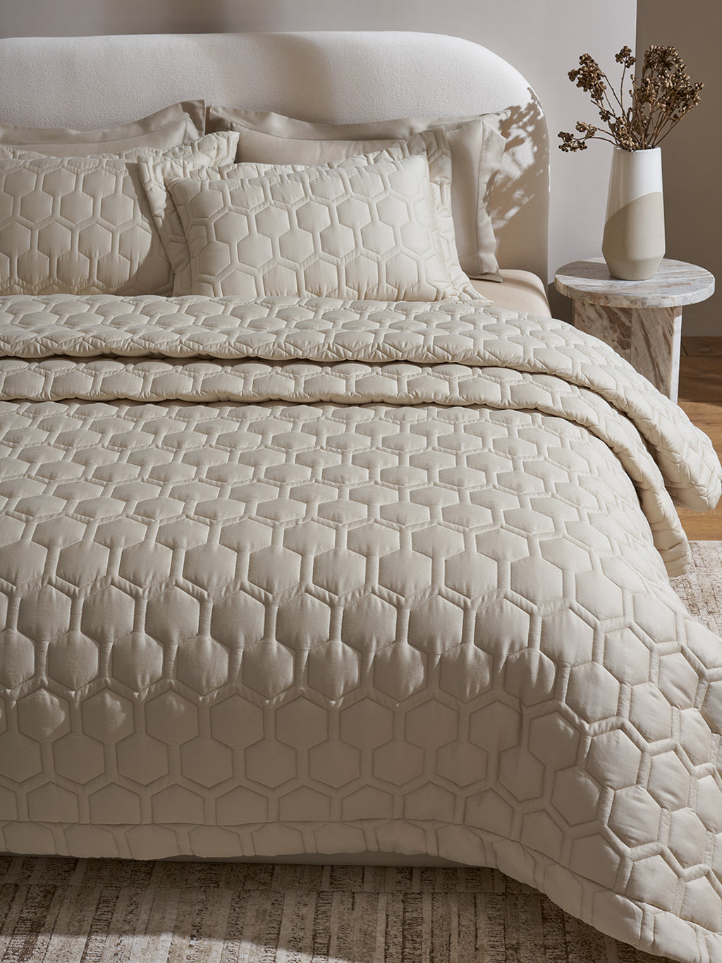 HIVE-LINEN DOUBLE QUILTED BED SPREAD