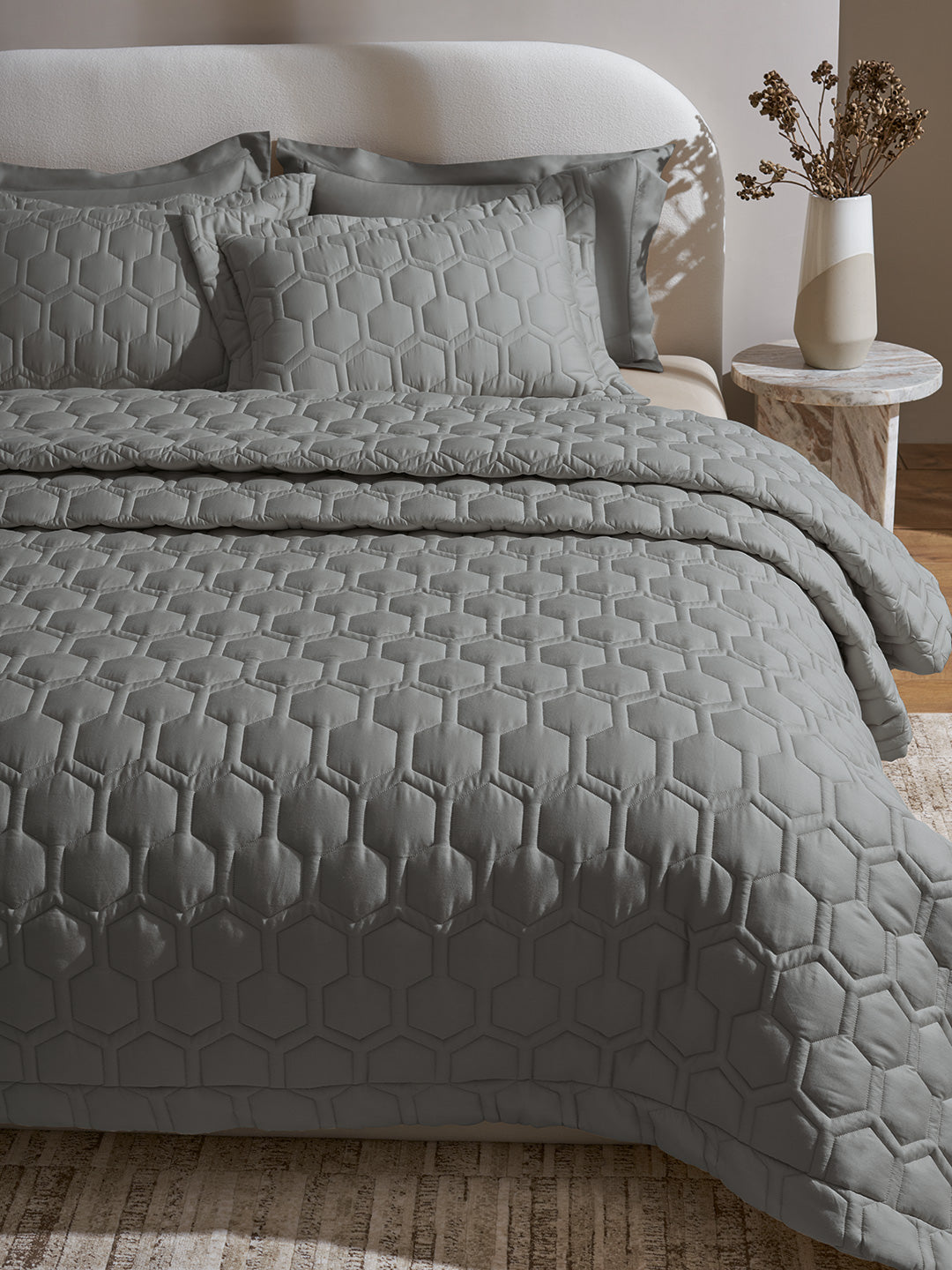 HIVE-GRIFFIN DOUBLE QUILTED BED SPREAD